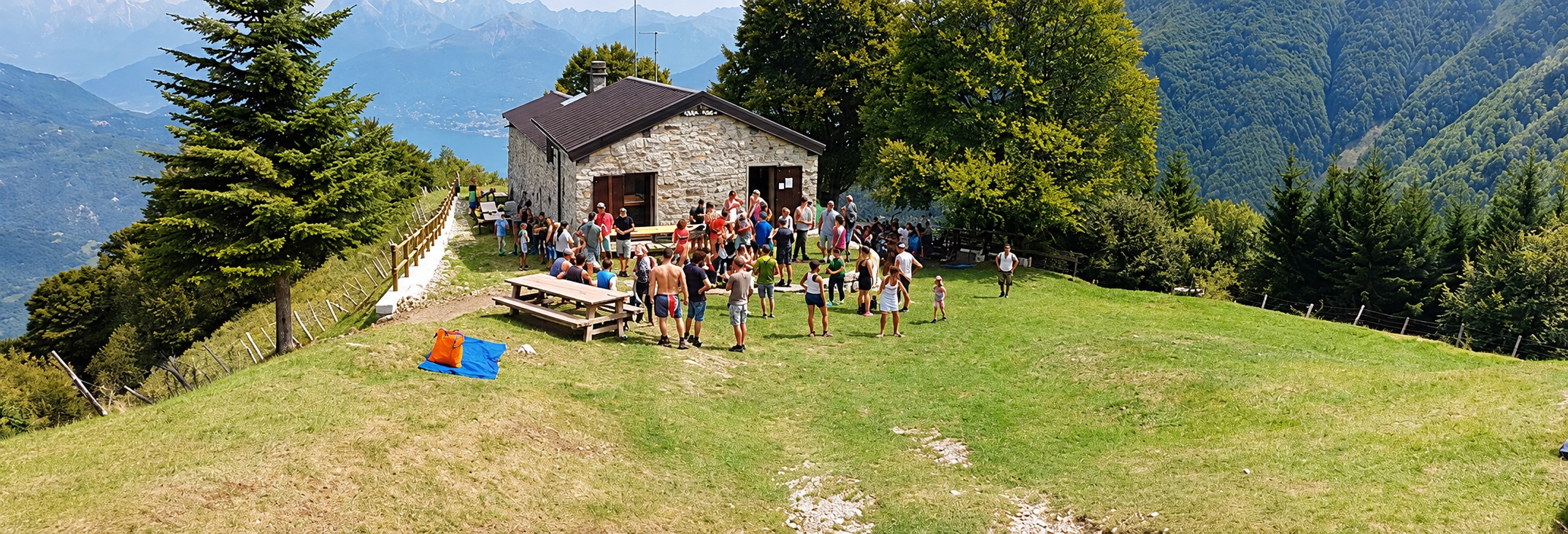 Il bivacco Alp de Volt e il prato davanti alla struttura